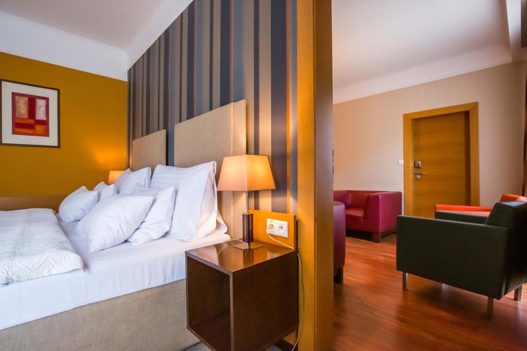 Impiq Hotel Трнава Экстерьер фото