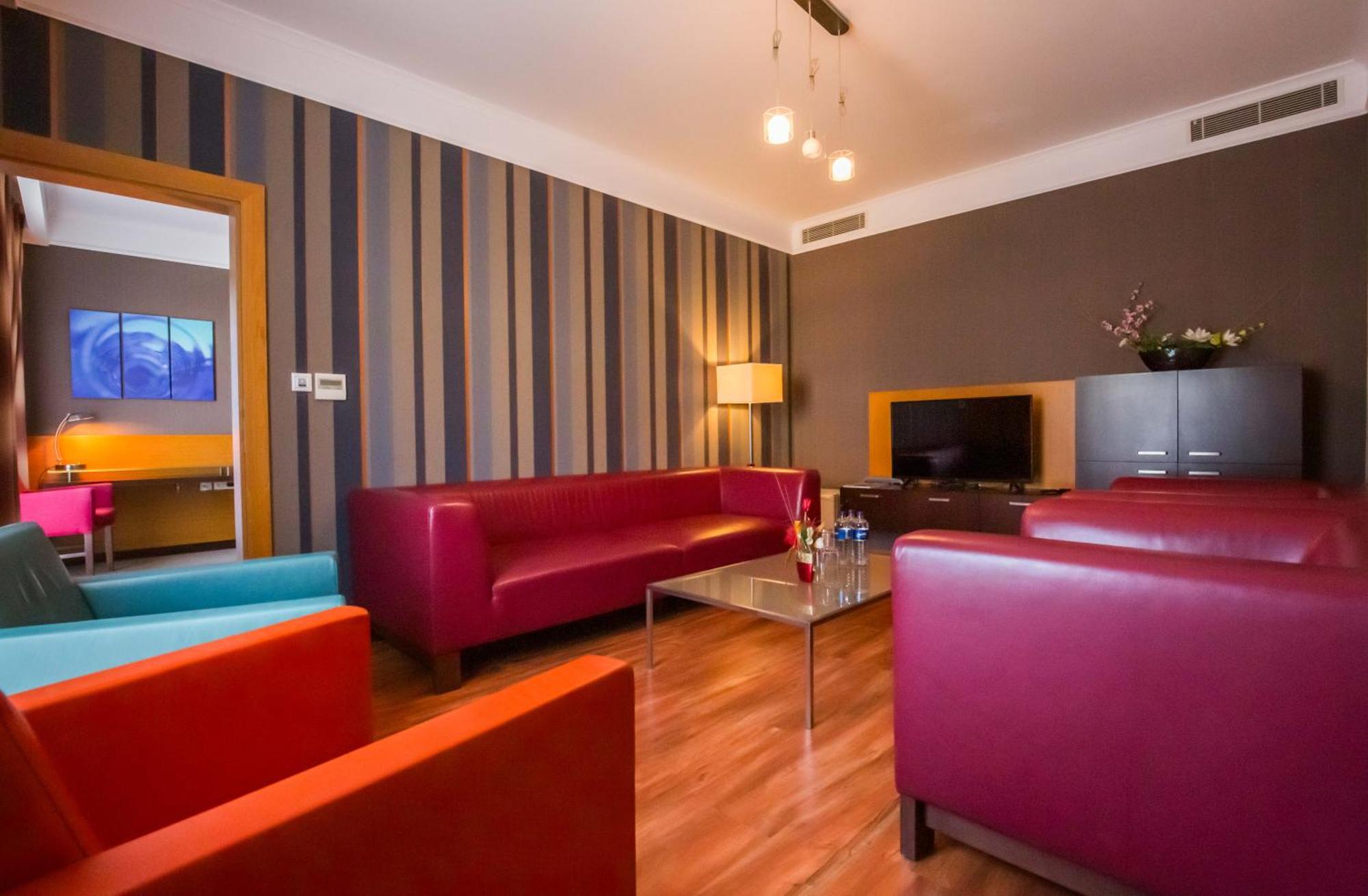 Impiq Hotel Трнава Экстерьер фото