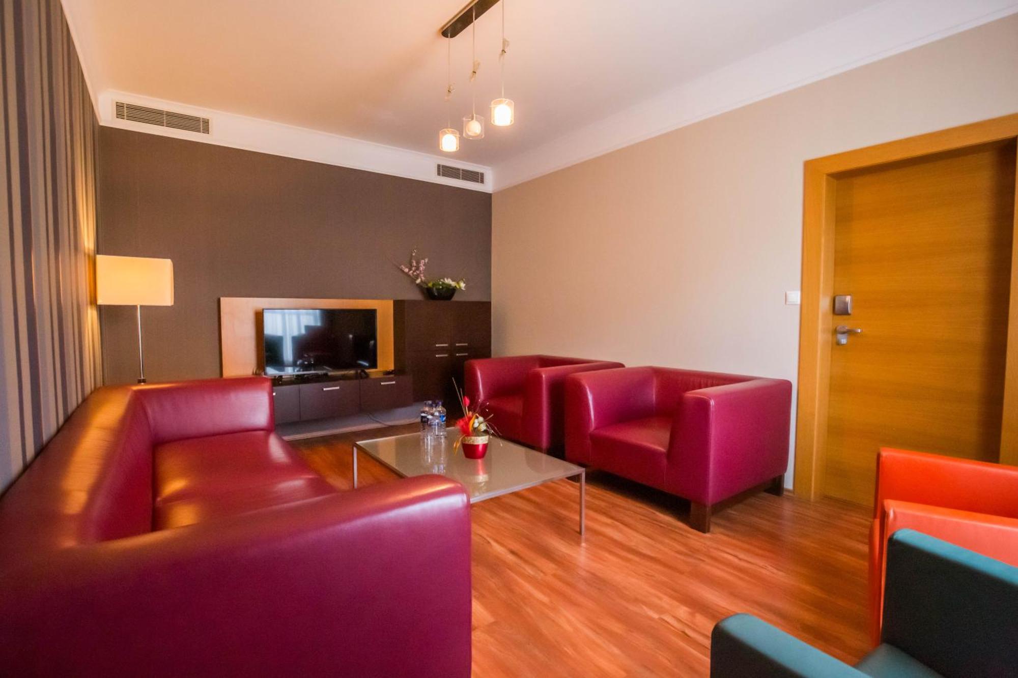 Impiq Hotel Трнава Экстерьер фото