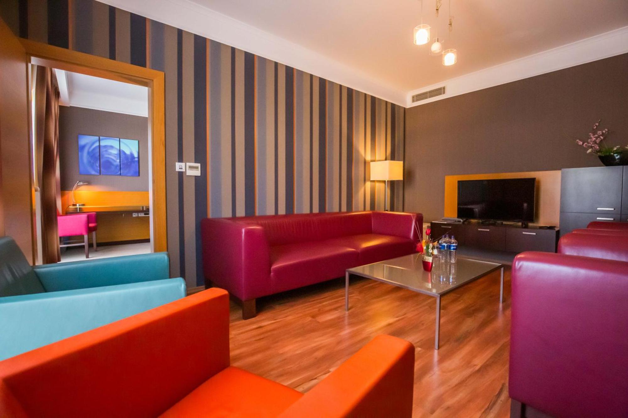 Impiq Hotel Трнава Экстерьер фото