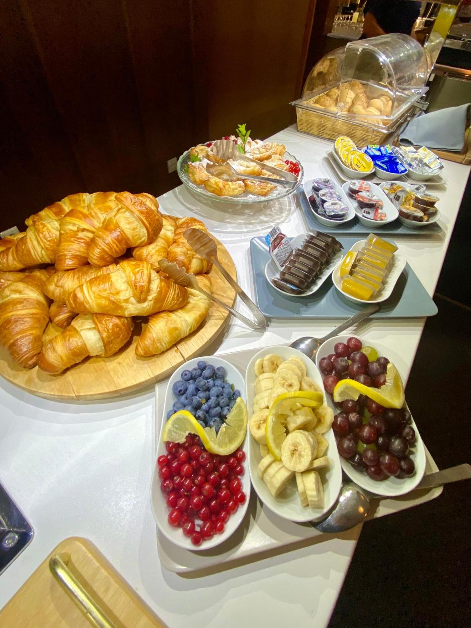 Impiq Hotel Трнава Экстерьер фото